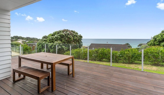 Silver Seas - Modern, sunny holiday home with sea views and self-contained studio