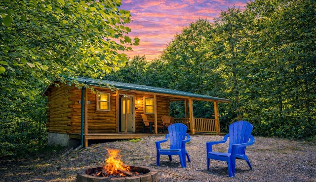 Silver Wolf: Privately situated + Pet friendly cabin w/hot tub in Hocking Hills