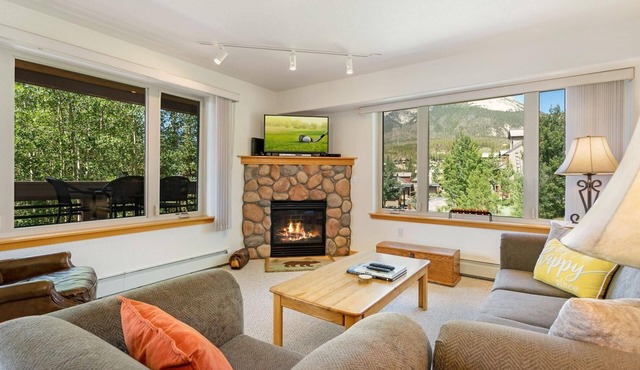 Silverthorne Ski Retreat Near 6 Resorts | Hot Tub, Fireplace |Forest & Mountain Views |Free Shuttle