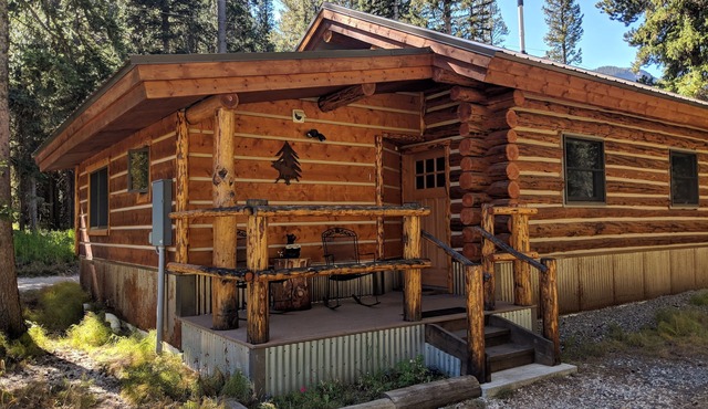 SilverTip Cabins-Next to Yellowstone's NE Entrance, Silver Gate, MT