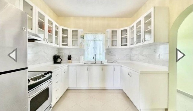 Simby D'lo A Presidental House.Pack up your luggage and move in! UP
