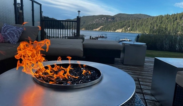 Simplicity with luxury, lake front Chalet in the heart of Tulameen.