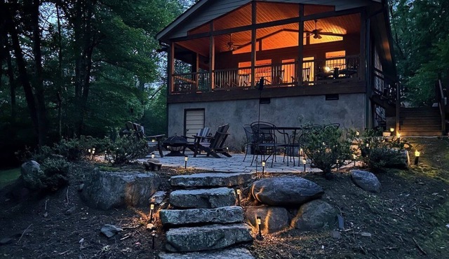 Simply Serene: Cozy Cabin, WIFI, AC, Hot Tub, Firepit, Covered Deck, Small Dog Friendly