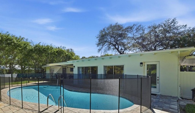Sinclair Retro Pool home