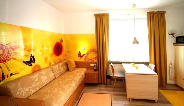 Single apartment with cheerful, harmonious colors