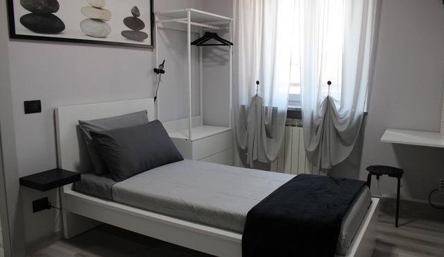 single bed room near Malpensa Airport, private bathroom, desk, wifi, parking