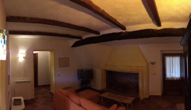 single detached house completely ristrutturata- 3-4 people near the lake.