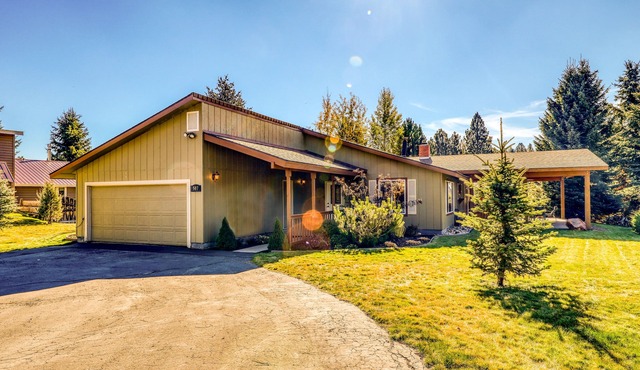 Single Level Cottage w/Fireplace, Patio & Firepit - Walk to Beach
