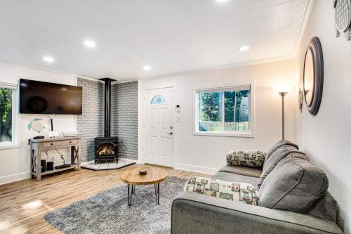 Single-level home with firepit & gas fireplace - walk to the beach 3 dogs OK