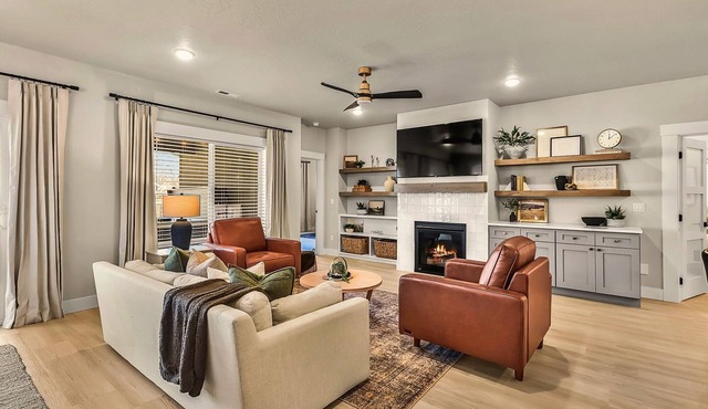 Single Level, Luxury 4BR, Hot Tub, Game Room, Exercise Area, Near Discovery Park