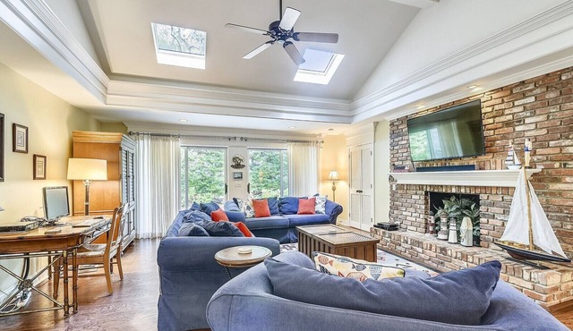 Single Level, 4BR Home with FREE Spa Heat April - October!