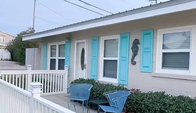 Single-level home near beach and dining with washer/dryer & central AC