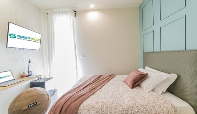 Single room with double bed, private bathroom 700mt from the airport