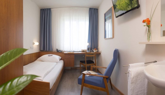 Single room with en-suite bathroom/WC Category D