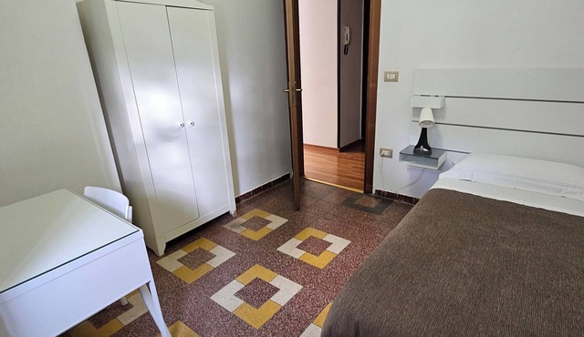 Single Room with Shared Bathroom and Private Parking in Loco
