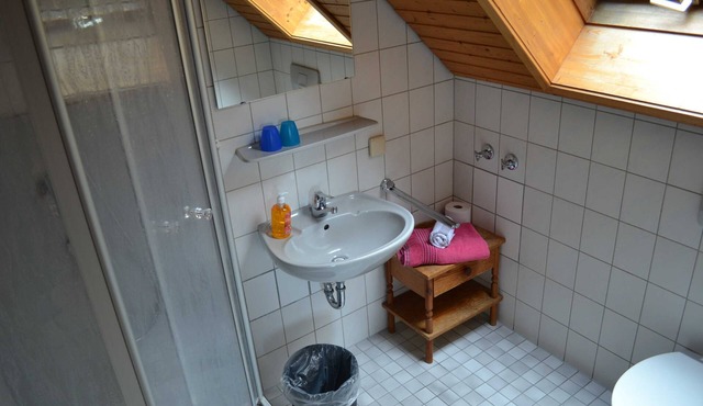 Single room with WC and shower/bath - Guesthouse Tagescafe Eckenfels