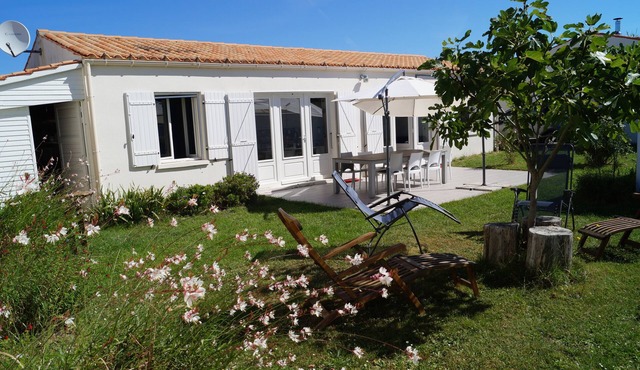Single-storey house 100m from the beach, enclosed garden.