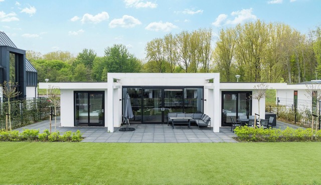 Single-storey 8-person villa with private inflatable boat, luxury built-in bean-to-cup coffee machine, Quooker and swim deck.