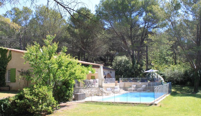Single storey villa in large park with swimming pool