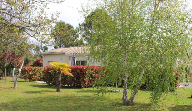 Single-storey villa, large plot, close to lake and ocean