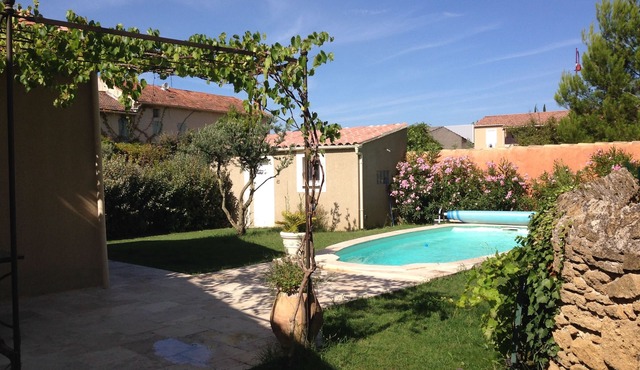 Single storey villa with enclosed garden and swimming pool, Provence