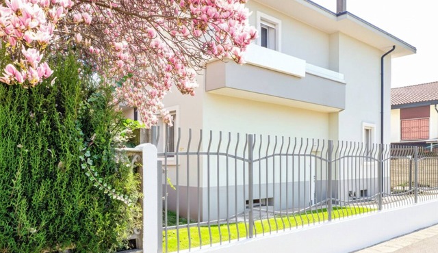 Single villa surrounded by greenery and a few steps from the center of Milan