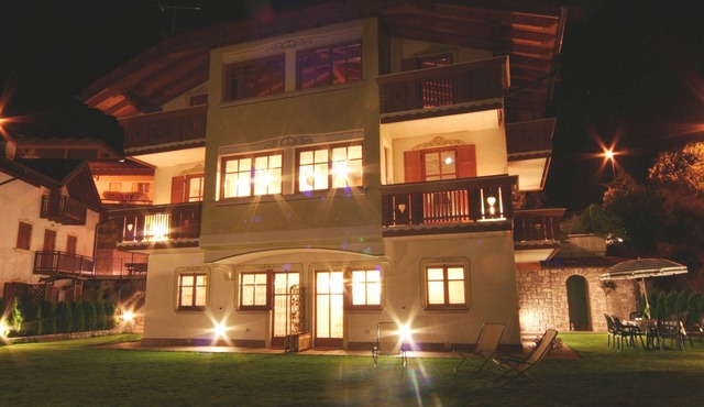 Single villa in a privileged position overlooking the lake and the Brenta Dolomites *