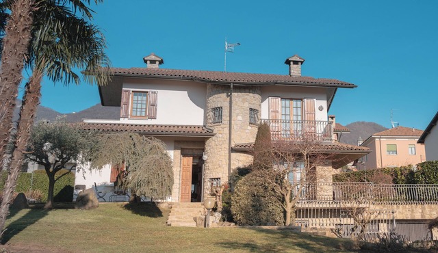Single villa with large park, in nature, close to Bergamo