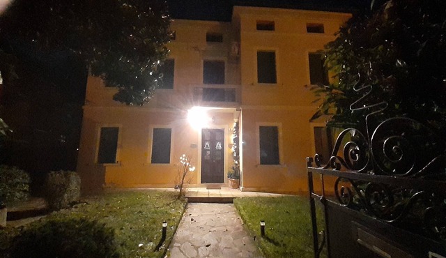 SINGLE VILLA WITH PRIVATE GARDEN AND PARKING IN THE CENTER OF TREVISO CITY