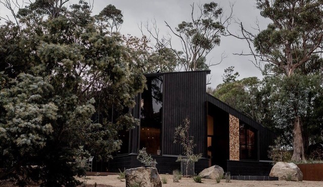 'Sisters' - Cliff top cabin with hot tub