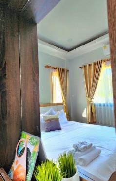 Sisters Real Escapes - Private Bedroom with Shared Bathroom