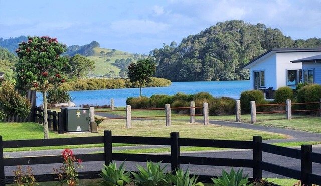 SIT BACK AND RELAX BY THE ESTUARY. Pet and Family Friendly!