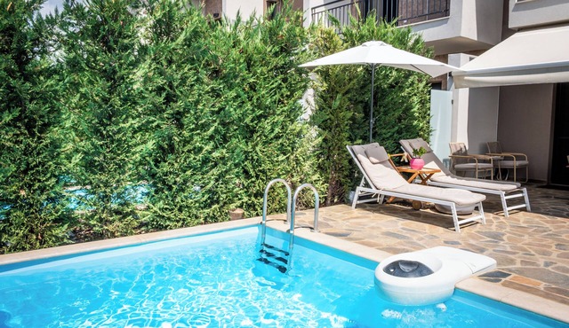 SithoniaRS Luxury Two Floor Maisonette with private Pool & Garden