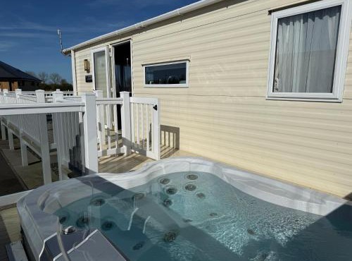 Skegness Fields 107 - Hot tub caravan, pet friendly, wifi - Meadow Lakes Caravan and Lodge Hire