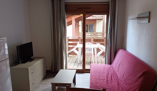 Ski Apartment with Pool & Free Parking