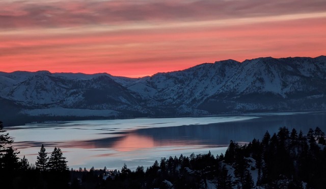 Ski Bums hideout- The Eagle’s Nest with Fabulous Views of Lake Tahoe.Walk to Ski