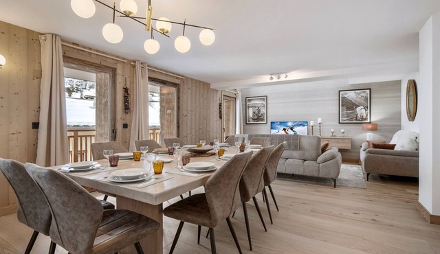 Ski-in Ski-out Apartment for 10 with Wifi