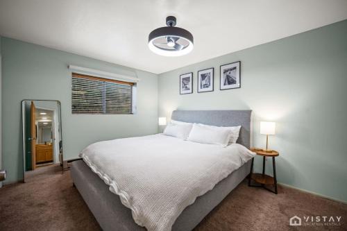 Ski Hill Views and Cozy Fireplace in Brianhead