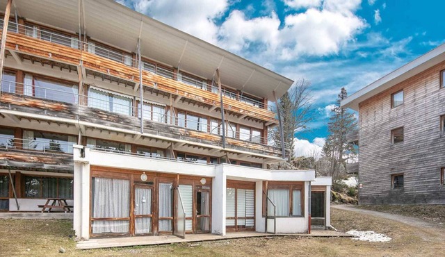 Ski-In Comfort with Scenic Views