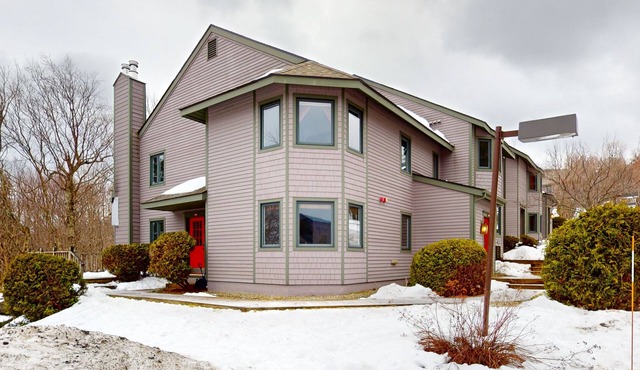 Ski-in/out home near tram with W/D, deck & mountain view