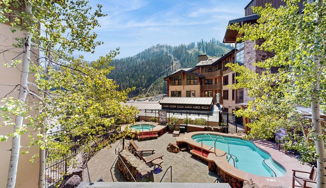 Ski-in/ski-out Condo w/Views in Olympic Valley
