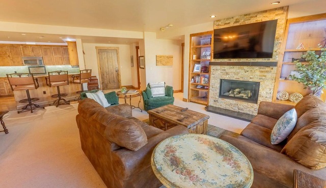 Ski In/Ski Out "WestWall Lodge" Luxury Mountain Accommodation A208