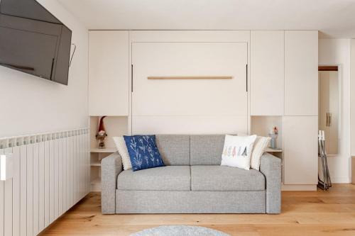 Ski Piste & Terrace Studio - Central with Parking