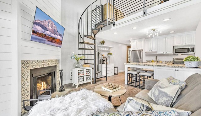 Ski Retreat | Walk-to-Lifts, HotTub + Free Parking