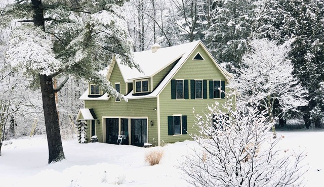Ski season or yearly rental. Fireplce. Dogs welcome. Walk to Equinox Pond & BBA.