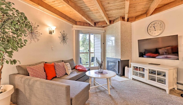 Ski Shuttle & Pool: Modern Silverthorne Condo!