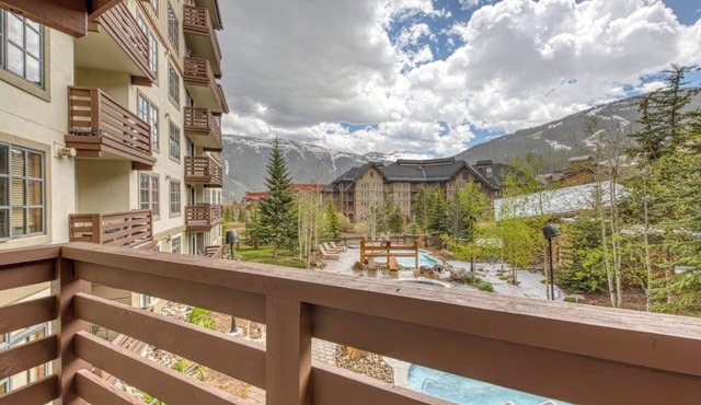 Ski-view condo with hot tub & fitness room - walk to lifts & dining