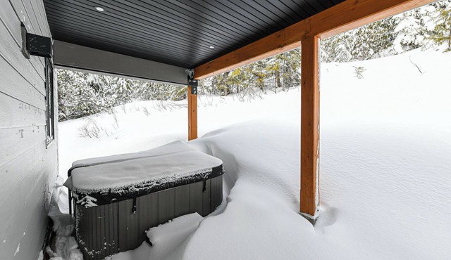 Skiing & Hot tubbing at Mt Washington Chalet