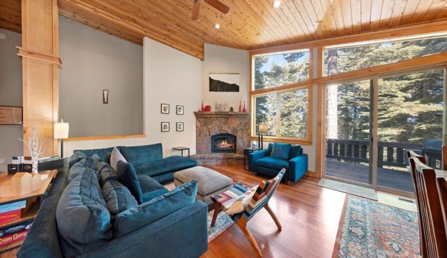 Skislope Manor - Spacious Tahoe Donner 4 BR with Gorgeous Home Theater and Hot Tub