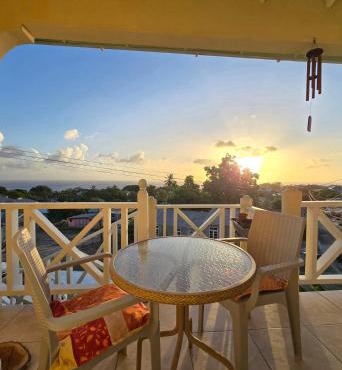 Sky Box-Apt-close to Warrens Shopping Centres -Bridgetown-Kensington Oval